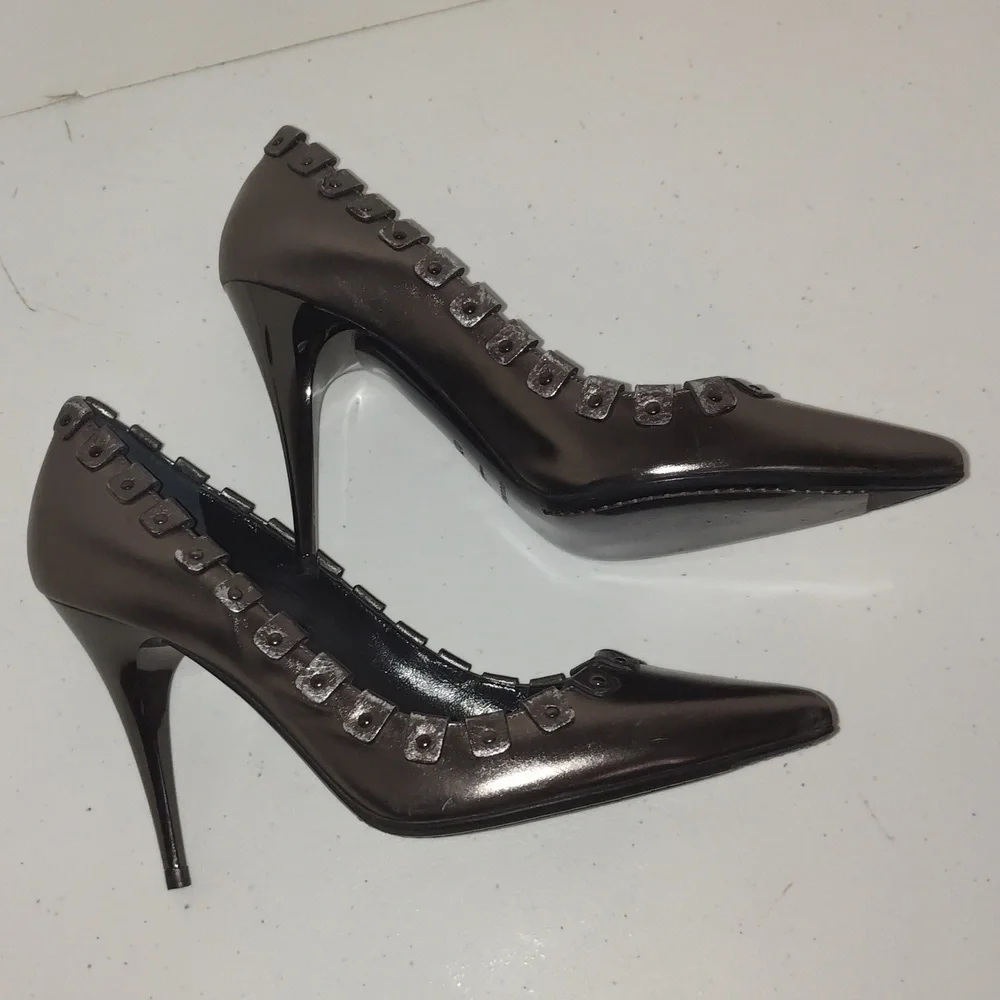 Burberry metallic Grey color Leather Pointy Toe Spike Heel Pumps 37.5 (6.5) (7)